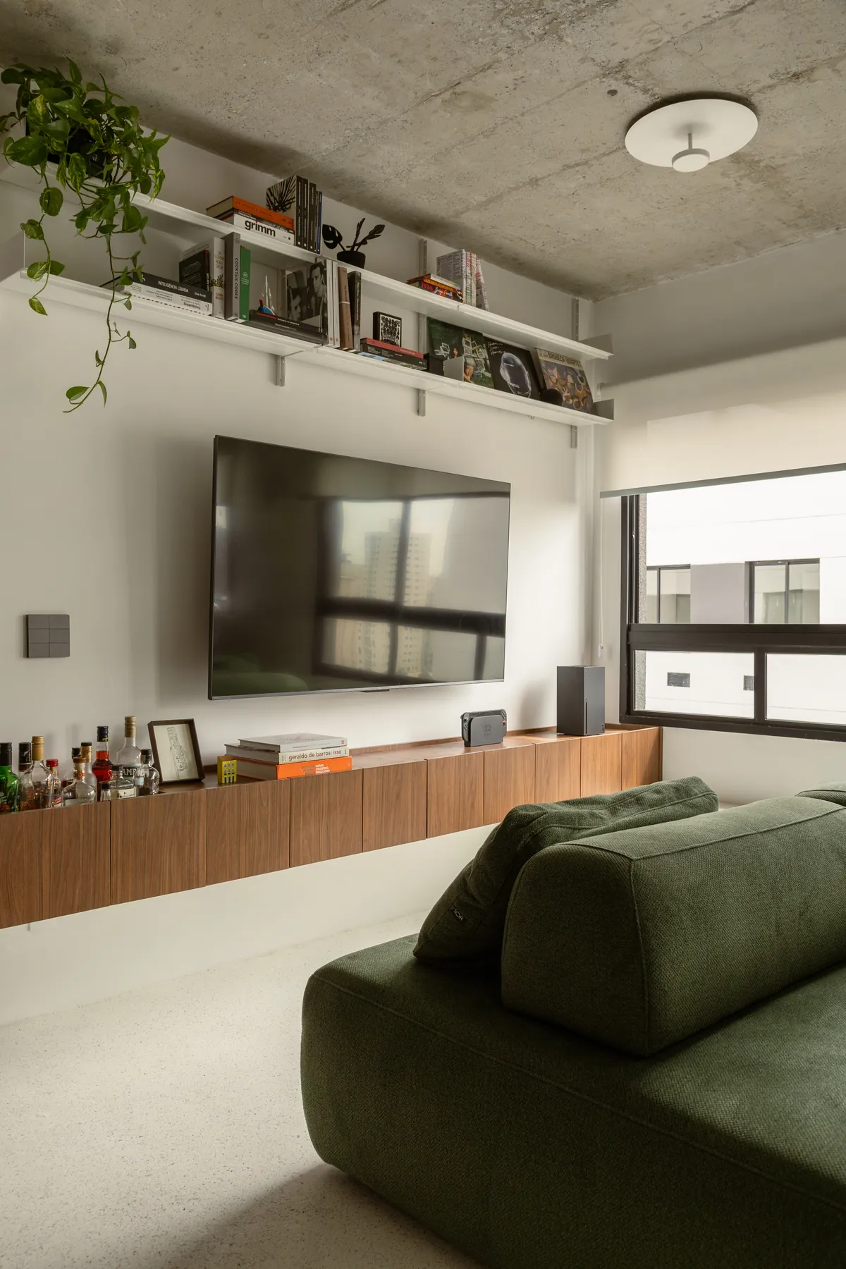 Apartamento Três Planos, sala junto às janelas com o banco de pastilha branca